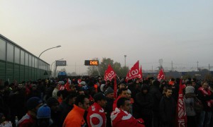  da http://www.radiondadurto.org/ Sciopero nazionale dellalogistica promosso da Si.Cobas e Adl Cobas. 24 ore di mobilitazione iniziate ieri sera alle 22 e che prosegue oggi per tutto il giorno all’interno dei magazzini della logistica dove lavo­ra­tori e lavoratrici delle cooperative in subappalto incroceranno le braccia per chiedere a livello nazionale un nuovo contratto di settore e il diritto di essere presenti ai tavoli di trattativa, ma sono numerose anche le vertenze attive nelle singole aziende. Uno sciopero che coinvolge i poli logistici delle grandi città come Torino, o Bologna, Roma, Napoli o Milano, ma anche quelle più piccole come Verona, Vicenza, Padova, Pia­cenza, Parma, […]