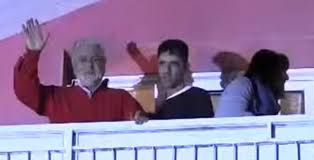 Egregio Direttore, con Maroni in testa – che ha garantito all’assassino Francesco Sicignano l’assistenza legale a spese della Regione Lombardia – si sono trovati a Vaprio D’Adda sotto la casa di Sicignano i caporioni di Fratelli d’Italia, della Lega Nord, e tutti i nazional fascisti che della caccia allo straniero hanno fatto la loro bandiera politica. Hanno organizzato una fiaccolata di solidarietà per l’assassino Francesco Sicignano, inneggiando al giustizialismo razzista sotto la sua casa: “Sei uno di noi” gli gridano i caporioni intonando l’inno di Mameli, mentre lui dal balcone li saluta. In casa sono entrati tre estranei, forse […]