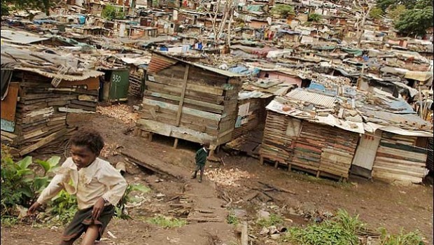 Il papa auspica e chiede che tutte le famiglie dei popoli africani, moltissime delle quali vivono in case di fango e lamiera e stracci, abbiano una casa bella, con il giardino, con la scuola e i negozi e tanti servizi nelle vicinanze. Nell’Unione Sovietica socialista gli operai costruivano, per le proprie famiglie, case belle, con il giardino, con la scuola e i negozi e tanti servizi nelle vicinanze. Nell’Albania socialista gli operai costruivano, per le proprie famiglie, case belle, con il giardino, con la scuola e i negozi e tanti servizi nelle vicinanze. Perché, allora, i papi del tempo, […]