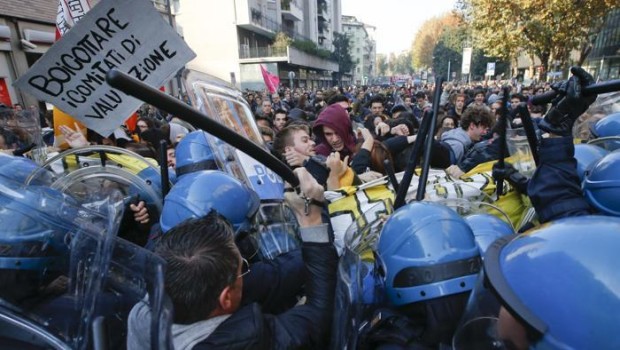 DALLA STAMPA Da Roma a Torino, da Milano a Genova. Oggi il mondo della scuola è sceso in piazza per lo sciopero indetto da Cobas, Unicobas, Anief e Cub. «Contro gerarchie e scuola azienda, la buona scuola è quella che resiste!», è lo slogan della giornata. «Crediamo sia giunto il momento di riunire tutti i soggetti che sono determinati a opporsi con forza alla deriva che la scuola pubblica sta subendo nel nostro Paese”, è l’appello. La partita, spiegano gli organizzatori, è contro la legge 107 e ciò che rappresenta: «Una legge che non si è chiusa con la […]