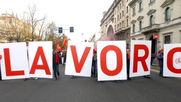 Caro Operai Contro, con l’aumento dei senza lavoro, dei precari e della nuova precarietà sancita da Renzi con il Jobs act, arriva la conferma dall’Inps che 110 mila aziende hanno chiuso i battenti, seminando licenziamenti e povertà. Operai per farci sentire dobbiamo lottare e unirci nel Partito Operaio. Solo riconoscendoci e organizzandoci come classe strutturalmente antagonista ai padroni ed al loro sistema, potremo coerentemente lottare contro lo sfruttamento, e per una società che metta fine allo sfruttamento dell’uomo sull’uomo. Saluti operai. Quasi 110.000 imprese con dipendenti in meno tra il 2012 e il 2014: l’anno scorso – secondo l’osservatorio […]