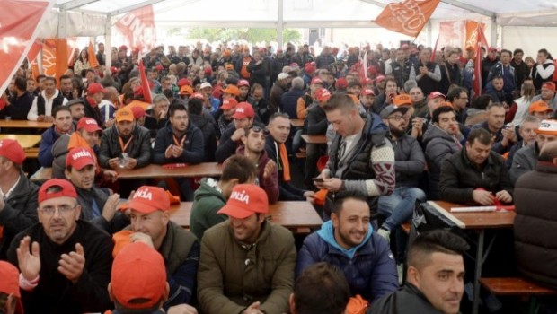 Il 9 novembre 2015 in Ticino ci sarà un grande sciopero generale dell’edilizia, un appuntamento che ci permette di elaborare un’analisi su quanto sta accadendo ora nel mondo lavorativo ticinese. Le premesse di questo sciopero si sono viste nel tempo, con un susseguirsi sempre più pressante di scioperi e malcontenti da parte della classe operaia in ogni settore, elemento nuovo nel contesto ticinese, ma assolutamente giustificato dai soprusi che il padronato ha messo in atto. Abbiamo già avuto modo di notare come con la scusa del franco forte, tramite l’abbandono della soglia minima del cambio franco/euro da parte della […]