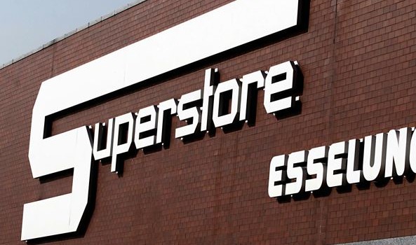 DA http://brescia.corriere.it/ Sarezzo  Se accettano di lavorare tutte le domeniche 5 dipendenti potranno rimanere a Sarezzo. Altrimenti saranno trasferiti a Nembro, tre ore d’auto, Bergamo. Lavoratori in sciopero di Matteo Trebeschi «Se accettano di lavorare tutte le domeniche potranno rimanere a Sarezzo. Altrimenti saranno trasferite nella bergamasca». La denuncia è di Aron Timpini, sindacalista della Flaica Uniti Cub che ieri ha organizzato uno sciopero nel supermercato Esselunga di Sarezzo. In 20, tra operai e commesse, per due ore hanno incrociato le braccia in segno di solidarietà, per sostenere i cinque dipendenti che rischiano il posto di lavoro. Una di […]