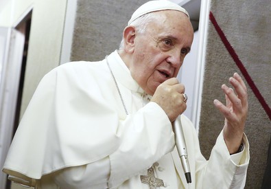 Redazione di Operai Contro, Francesco è andato a Prato. Francesco si è iscritto al M5S. Vuole il lavoro senza corruzione. Vuole il lavoro salariato onesto Vuole che i padroni si arricchiscano onestamente sfruttando gli operai. Francesco è il capo dello stato del Vaticano. Francesco se ne intende di corruzione Cardinali, vescovi e preti vivono da pascia, utilizzando le elemosine per i poveri cristi Vi invio un articolo Un lettore ANSA Piazza del Duomo e percorso papale erano già gremiti di pubblico e fedeli dalle 6 per l’arrivo di papa Francesco. Il Pontefice visita una città complessa, primo distretto manifatturiero […]