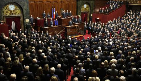 ANSA “La Francia è in guerra”. Lo ha detto il presidente francese Francois Hollande a Versailles davanti le Camere riunite dopo gli attentati di Parigi. In Francia, ha aggiunto, abbiamo bisogno di un “regime costituzionale in grado di gestire la lotta a questo nemico. Ritengo, in coscienza, che dobbiamo far evolvere la nostra Costituzione per agire contro il terrorismo di guerra”, ha spiegato Hollande davanti al congresso, evocando le riforme dell’articolo 16 (sui poteri straordinari del presidente in caso di minaccia allo Stato) e del 36 (sullo stato di guerra e interventi armati all’estero). “La Francia – ha annunciato – intensificherà […]