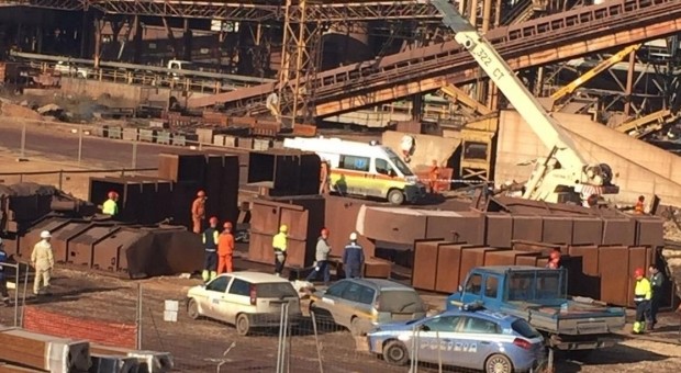 Redazione, a meno di 24 ore dall’omicidio costato la vita all’operaio Cosimo Martucci, una colata è esplosa. Gli operai hanno avuto fortuna. Ma fino a quando Noi operai dell’ILVA lavoriamo con la morte sulle spalle. Politici, sindalasti grandi e piccoli possono andare al demonio. Nessuno ci difende O noi operai ci organizziamo o continueremo ad essere macellati Un operaio dell’ILVA Dalla Gazzetta del mezzogiorno TARANTO – L’esplosione è avvenuta alle 6.50, dieci minuti prima del cambio turno. Un’improvvisa fiammata nell’impianto di Colata continua 1 dell’Ilva di Taranto ha generato uno scoppio con schizzi di acciaio liquido ad altissima temperatura […]