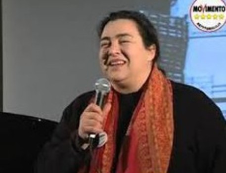 Le primarie del M5S a Milano ci dicono molto del pensiero del Movimento. Il movimento 5 stelle è al momento delle primarie per decidere il candidato sindaco per la città di Milano. Il movimento cinque stelle propone 8 candidati: Un avvocato, un designer, una disoccupata, un architetto, un pensionato, un consulente informatico, un dipendente della Pubblica amministrazione, un programmatore. A prima vista per molti potrebbe sembrare una selezione che considera tutti: donne, uomini giovani e meno giovani, ma qualcosa non torna. Non è presente tra i candidati nemmeno un operaio. Come mai? Forse, come abbiamo sempre sospettato, il movimento […]