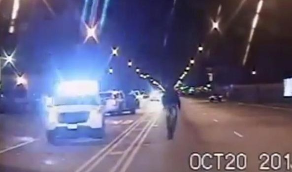 dal Corriere I fatti risalgono all’ottobre 2014 ma il filmato è stato diffuso solo ora per decisione della corte: l’agente accusato di omicidio e rischia una pena da 20 anni all’ergastolo. Proteste e manifestazioni per le strade della città di Redazione Online (epa) shadow Un video choc che scuote Chicago: è quello che racconta la morte del 17enne afroamericano Laquan McDonald. I fatti risalgono all’ottobre 2014, ma il filmato, girato da una «dash cam» di un’auto della polizia accorsa sul posto, è stato diffuso – per decisione della corte – solo adesso che l’agente è stato formalmente accusato di […]