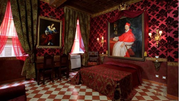 giacomo galeazzi, andrea tornielli CITTA’ DEL VATICANO «Per respirare quell’atmosfera sensuale tipica delle abitazioni degli alti prelati della fastosa corte pontificia, tre suite di questa dimora nel cuore del centro storico rinascimentale a 100 metri da piazza Navona…». È l’intrigante messaggio pubblicitario sul sito web di una delle «antiche dimore» del «Burcardo», residenze romane di lusso. Il Vaticano non c’entra nulla con la loro gestione, ma ne è proprietario. Sono, infatti, tra gli immobili della Congregazione di Propaganda Fide, il cui cardinale prefetto è anche soprannominato «il Papa rosso» visti gli ingenti beni che amministra per ricavarne soldi da […]