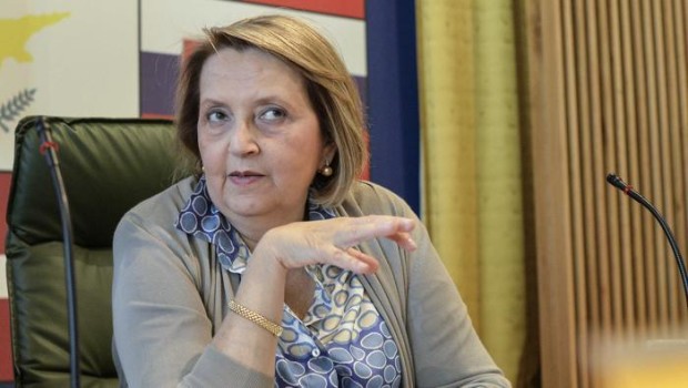 DA LA sTAMPA riccardo arena PALERMO Il figlio del giudice antimafia sapeva che la sua laurea era una farsa «e non è giusto, perché gli altri sgobbano per prenderla e lui invece non ha faticato», diceva il 14 luglio al telefono la madre, Silvana Saguto. Perché Emanuele Caramma, detto Elio, non sapeva nemmeno il titolo del proprio elaborato ed ebbe difficoltà a riferirlo al professore che, secondo la Procura di Caltanissetta, gli aveva scritto tutto, Carmelo Provenzano. «L’ho copiato dal foglio che tu hai consegnato – disse il laureando al docente –. “I beni sottoposti ad amministrazione giudiziaria: bilanciamento […]