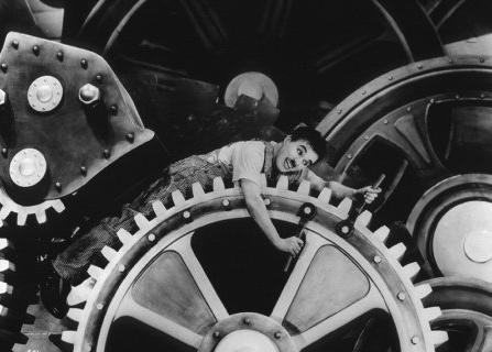   Pubblichiamo questa lettera di un operaio della FIAT  di Melfi che descrive la condizione cui sono sottoposti gli operai moderni alla catena di montaggio. Ne viene fuori la realtà di come i padroni riducono gli operai ad una mera appendice vivente della macchina. L’operaio vede la macchina come attrezzo necessario, e nell’alienazione arriva sino  a ringraziare la stessa macchina, che esistendo gli permette di portare a casa il salario per riprodursi. Questo essere umano è costretto a subire la gerarchia aziendale, a cui è obbligato rivolgersi, quasi fosse una supplica, per poter svolgere una necessità del tutto naturale, […]