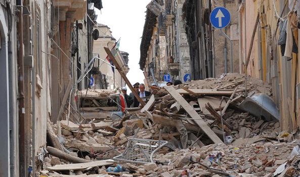 Redazione Confermata dalla Quarta sezione penale della Cassazione l’assoluzione dei 6 membri della Commissione Grandi rischi: si tratta dei 6 esperti che si erano riuniti all’Aquila il 31 marzo 2009, una settimana prima del terremoto del 6 aprile. Erano accusati di omicidio colposo e lesioni per aver rassicurato la popolazione proprio a pochi giorni dal sisma che causò 309 vittime. Il colpevole è unicamente il terremoto La giustizia borghese funziona così Un Aquilano.