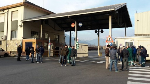 Redazione, Val di Susa in provincia di Torino, alle Acciaierie Beltrame da due giorni gli operai e gli impiegati scioperano e presidiano i cancelli delle portinerie per protestare contro la dichiarazione da parte padronale di licenziare 12 impiegati con l’apertura della procedura di mobilità. Lo scorso anno aveva licenziato 260 operai. La decisione unilaterale della direzione cioè senza consultare la Rsu e i sindacati ha scatenato immediatamente la reazione di tutti i dipendenti che hanno deciso di scioperare e protestare fino al ritiro della procedura di mobilità. La Beltrame Acciaierie, una delle più importanti acciaierie venete con sede a […]