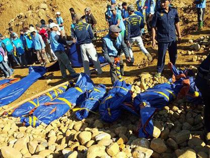 Ha superato quota 100 morti il bilancio della strage in una miniera di giada in Myanmar, causata dalla frana di un cumulo di materiale di risulta in una miniera nello Stato di Kachin che ha travolto decine di disperati che vivono accanto alla miniera arrampicandosi ogni giorno sulle montagne di scarti della lavorazione della giada alla ricerca di frammenti del prezioso minerale da rivendere. Birmania, 90 morti nella miniera di giada Birmania, 90 morti nella miniera di giada Birmania, 90 morti nella miniera di giada Il mercato della giada Nello stato Kachin, dove è tuttora in corso una guerra […]