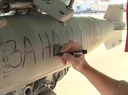 Redazione di Operai Contro, i bombardieri dei padroni Russi sono raddoppiati. I Russi fanno girare le foto con le bombe firmate. I leccaculo nostrani le pubblicano compiaciuti Solo nei primi 10 mesi del 2015 i bombardamenti del dittatore Siriano Assad hanno fatto più di 1000 civili morti. Quante donne e bambini hanno ucciso i bombardamenti dei padroni USA, Russi; Francesi? In Italia solo Crozza ha avuto il coraggio di denunciare i bombardamenti: – 1 milione in Iraq – 300 mila in Afghanistan – 67 mila in Pakistan – Quanti in Siria? Eppure in Italia dovremmo  sapere quali sono gli […]