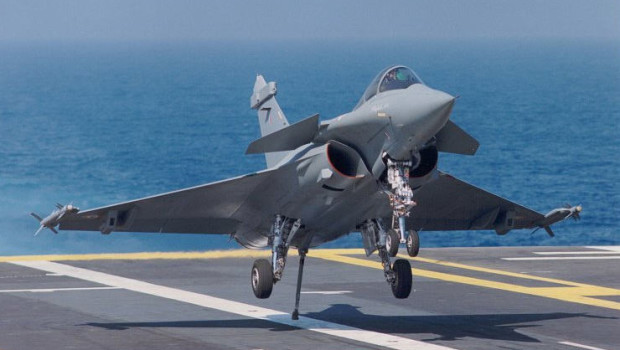 Cara Redazione, con 1200 soldati contro l’Isis in Siria, la Merkel corre in soccorso di Hollande, che deluso da Renzi ha dichiarato: “C’est pas sufficient”, (non è sufficiente). Lo ha annunciato l’Ispettore generale delle Forze armate federali, il più alto ufficiale dell’esercito tedesco. Saranno tra quattro e sei gli aerei Tornado messi a disposizione da Berlino, che saranno operativi da due basi diverse. 1.200 militari per collaborare con la Francia nella lotta contro i jihadisti dello Stato islamico (Isis) in Siria. “Non solo rafforzeremo la nostra missione di addestramento nel Nord dell’Iraq, ma daremo un’accelerazione al nostro impegno nella […]