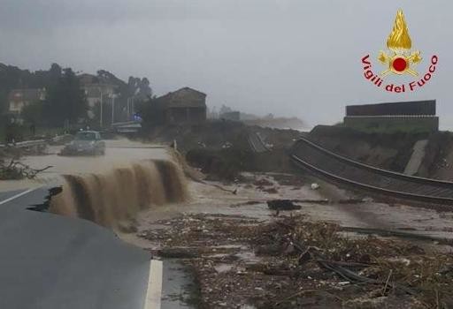 Redazione di Operai Contro, non è il solito pianto, piove : Governo ladro. Ciò che sta avvenendo in Campania, Calabria, Sicilia, e tutto ciò che avvenuto in precedenza in liguria e  in altre regioni, dimostra che i lavori fatti dai padroni dsono fatti per rubare. Gli unici che sono  felici sono i politici e gli amministratori che prendono mazzette. Il governo non è ladro,  ma al servizio dei padroni ùvi invio un articolo Uno studente calabrese Calabria e Sicilia sonio state colpite duramente dall’ondata di maltempo che sta proseguendo anche in queste ore. Dopo la vittima nel Reggino di […]