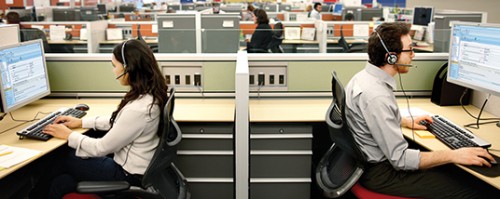 Redazione di operai Contro, raccontano la balla della diminuizione della disoccupazione. Non è vero Noi giovani disoccupati in Puglia aumentiamo. Quando lavoriamo ci pagano 3 euro lordi l’ora Vi invio un articolo Un lavoratore dei Call-Center di Laura Bonani   Lavorare nei call center come schiavi. In Puglia, nello Jonico, per molti ragazzi e ragazze è il solo modo per avere ‘un impiego’, un reddito minimo. La disoccupazione giovanile che a livello nazionale segna il 42%, da quelle parti supera il 58%. Qualche mese fa, la Slc Cgil ha denunciato un nome che reclutava giovani per corsi ‘di formazione’…e poi […]