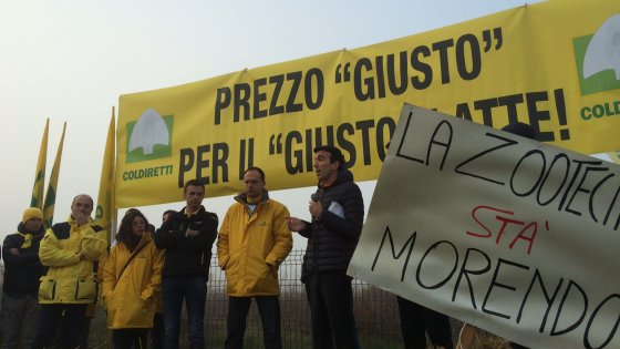 Redazione A marzo 2015 è finito il regime delle quote latte. Da adesso in poi vige il libero mercato, regola che il capitale usa a suo piacimento per soddisfare il bisogno di profitto. Ma questa regola, viene usata con una marea di modifiche e aggiustamenti a seconda dei destinatari del profitto. In questo caso a farne le spese sono i piccoli produttori a scapito di quelli grossi. Gira e rigira, si torna al vecchio con la barba… 150 anni fa l’aveva già scoperto, concorrenza e monopolio sono intimamente connessi. Il capitale si forma appropriandosi di pluslavoro, ma anche espropriando […]