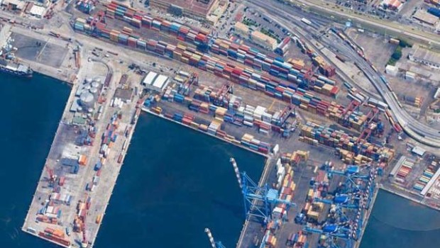 Redazione di Operai Contro, Il traffico merci via mare nel mediterraneo è in continuo aumento da anni per lo sviluppo delle economie dei paesi asiatici. Il mediterraneo raggiungibile attraverso il canale di Suez è la via migliore verso l’Europa, in particolare quella del sud. Lo sviluppo ha interessato particolarmente il movimento dei container. Mentre però alcuni porti sono in continua crescita, quelli italiani rimangono stabili per movimentazione da circa dieci anni. All’interno del bacino mediterraneo si è accesa una competizione innescata dalla crisi e dall’emergere di nuove realtà portuali come lo scalo marocchino di Tanger Med, che sta registrando […]