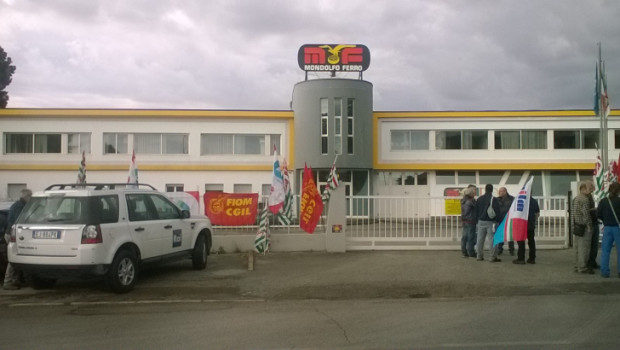 Caro Operai Contro, anche in Lombardia per gli operai metalmeccanici l’annunciata ripresa si concretizza con la continuità dei licenziamenti. I dati Fiom Lombardia parlano chiaro: 531 esuberi a ottobre, 4218 dall’inizio dell’anno in Lombardia. Nello stesso mese del 2014 a perdere il lavoro tra impiegati e operai metallurgici furono in 805. I 4218 metalmeccanici esuberi nel 2015 in Lombardia, sono in calo rispetto ai 6498 del 2014, ma comunque tantissimi. Il dettaglio dell’andamento degli esuberi sui territori dice che il problema è diffuso, anche se non omogeneo. A Bergamo sono stati 79, 28 a Brescia, 23 a Como, 2 […]