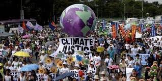 Redazione di Operai Contro, Negli scontri di ieri pomeriggio a Place de la République fra manifestanti antiCOP21 e polizia, sono state identificate 341 manifestanti e ne sono state successivamente fermati 317. Hollande è scandalizzato, probabilmente voleva che la polizia li giustiziasse sul posto Le leggi speciali volute da Hollande sono contro le proteste dei Francesi, sono contro gli operai Hollande vorrebbe contrastare Le Pen, ma è una illusione Un lettore Cronaca ANSA Stato d’emergenza e leggi speciali,la Francia si blinda – Ventiquattro militanti ambientalisti in libertà vigilata “preventiva” per il pericolo che manifestino durante la conferenza sul clima Cop21, 2.000 operazioni […]