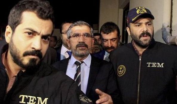 Redazione di Operai Contro, Erdogan il tiranno turco dopo le bombe non esita a fare eliminare i suoi avversari Tahir Elci, presidente dell’associazione degli avvocati di Diyarbakir, nel sud-est a maggioranza curda della Turchia, è stato ucciso durante una conferenza stampa. L’uomo è stato raggiunto da colpi di pistola durante un incontro pubblico organizzato a Diyarbakir . La notizia è stata confermata da fonti del partito di opposizione filocurdo Hdp ed è stata confermata anche dal presidente Erdogan che ha così commentato «Questo incidente mostra quanto sia nel giusto la Turchia nella sua lotta determinata contro il terrorismo». Con […]
