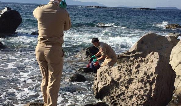 Riccardo Bruno Corriere Aylan, nell’immagine che a settembre ha commosso e indignato tutti, era tenuto in braccio dal poliziotto turco con delicatezza, come se fosse solo addormentato. E invece era annegato davanti alle coste turche nell’illusorio tentativo di raggiungere l’isola greca di Kos. Due mesi dopo, ci sono un’altra foto e un altro bambino, anzi una bambina di 4 anni, di nome Sena. Anche questa volta è stata scattata nel mare di Bodrum, e c’è sempre un militare che la raccoglie senza vita tra gli scogli. Sembra afferrarla come se fosse uno straccio, e tale sembrerebbe davvero se non […]