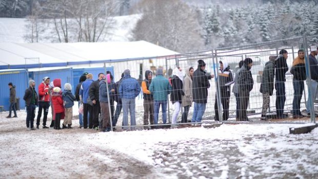 Redazione di Operai Contro, Dal 20 Novembre, diversi paesi nella rotta balcanica stanno permettendo di attraversare i confini solo agli emigranti provenienti da Siria, Afghanistan e Iraq Emigranti di altre nazionalità che stanno cercando protezione in Europa al momento sono bloccate fuori. Questa decisione rischia di lasciare abbandonate e con un futuro incerto migliaia di persone Si fa sempre più difficile la situazione per migliaia di migranti bloccati alle frontiere lungo la rotta balcanica, a causa delle restrizioni imposte negli ultimi due giorni da Macedonia, Serbia, Croazia e Slovenia. La neve e il freddo saranno il plotone di esecuzione […]
