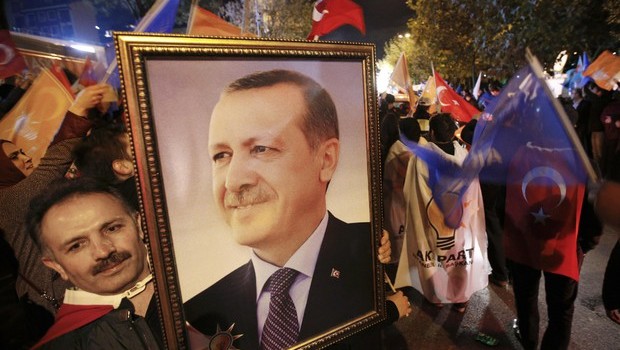 Redazione di Operai Contro, il dittatore Turco Erdogan trionfa nelle elezioni democratiche. Le bombe fatte mettere dalla polizia e la chiusura delle televisioni e giornali degli oppositori sono servite al gangster turco La Turchia torna nelle mani di Recep Tayyip Erdogan. L’appello alla stabilità del presidente turco sfonda nell’elettorato nazionalista e riporta il suo partito Akp alla maggioranza assoluta persa a giugno, tornando alle percentuali record del 2011. Con il 49,4% dei voti e 316 seggi, nel voto anticipato supera anche i sondaggi più favorevoli e promette di guidare ancora la Turchia per i prossimi quattro anni. Un risultato […]