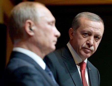 Redazione di Operai Contro, i crociati di Hollande sono una banda di padroni in guerra tra loro. Ognuno è pronto a scannare l’altro. I padroni  di Mosca attaccano il presidente turco. Il vice ministro della Difesa russo, Anatoli Antono ha affermato che Erdogan  e la sua famiglia, nonché  le più alte autorità politiche della Turchia sono coinvolti nel “business criminale del traffico illecito di petrolio proveniente dai territori occupati dall’Isis in Siria e in Iraq.  Antonov ha quindi definito la Turchia “il consumatore principale di questo petrolio rubato ai proprietari legittimi della Siria e dell’Iraq”. Uno di questi proprietari […]