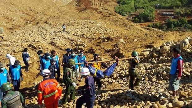 da la Repubblica Una strage nella miniera degli scavi. Quasi cento morti, forse di più sotto la frana in una miniera di giada in Myanmar. E un altro centinaio sarebbero i dispersi. La maggior parte delle vittime sarebbero disperati che vivono accanto alla miniera arrampicandosi ogni giorno sulle montagne di scarti della lavorazione della giada alla ricerca di frammenti del prezioso minerale da rivendere. Quelli sfuggiti agli scavatori meccanici utilizzati dalle imprese del settore. Decine di baracche sarebbero rimaste sepolte e si teme che all’interno si possano trovare altri corpi senza vita. Il crollo si è verificato nello stato […]