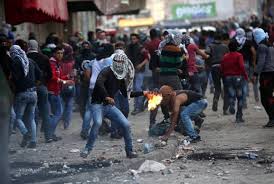 Nov 2015 Francesca Borri, Yedioth Ahronoth, Israele Forse è meglio andare uno alla volta. Così sembriamo meno pericolosi. O forse no: sembriamo più sospetti. Però la carta di identità no, non in mano, o penseranno che sia un coltello. Oddio: e poi come la tiri fuori? Penseranno che hai un coltello in tasca. Ma soprattutto: cosa stanno dicendo? Stai fermo o sparo? O stanno dicendo: Perché stai fermo? Ora sparo? Sono solo duecento metri, e stai solo cercando di tornare a casa. Ma è così Hebron, hai l’esercito a ogni angolo, e dubbi a ogni passo. Molti soldati, si […]