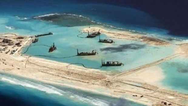 Redazione di Operai contro, nel primo fronte, in Medio Oriente lo scontro tra le grandi potenze è ormai con gli “scarponi sul terreno”, di ieri la notizia che gli Stati Uniti invieranno almeno 50 soldati nel Nord della Siria. Nel secondo fronte, nel Pacifico lo scontro avviene con cacciatorpedinieri. Qua è tra Russia e Usa, là è tra Cina e Usa. Il fatto è all’apparenza insignificante: una nave da guerra americana che gira intorno a qualcosa di più che uno scoglio. Se non fosse che lo scoglio sia una delle 8 isole del Mar Cinese Meridionale, le Isole Spratly, […]