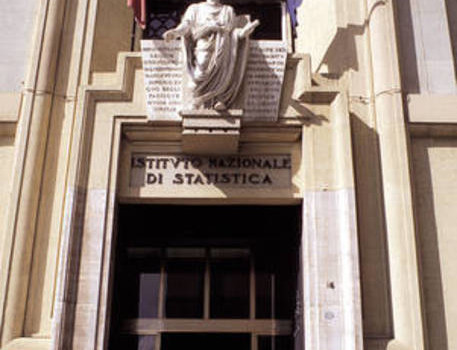 Redazione di operai Contro, in Italia i padroni e i politici hanno un santo che ogni giorno fa miracoli:l’ISTAT. San Gennaro il santo dei napoletani al confronto con l’ISTAT è un apprendista. L’Istat rivede in deciso rialzo la crescita del primo trimestre del 2017, con il Pil che balza allo 0,4% sul trimestre precedente e all’1,2% su base annua. Le prime indicazioni dell’Istituto, diffuse a metà maggio, davano il Prodotto interno lordo a +0,2% a livello congiunturale e a +0,8% in termini tendenziali. La revisione, a sorpresa, è dovuta, spiegano dall’Istat, all’integrazione nei dati della buona performance dei servizi. […]