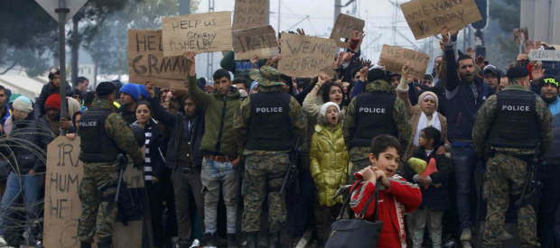 Sono più di 2000 i migranti in attesa alla frontiera greco-macedone, in una terra di nessuno, perduta nelle lande sconfinate del nord della Grecia, di fianco al villaggio di Idomeni. E’ uno dei tanti snodi del «corridoio balcanico» che ha visto passare da inizio gennaio 600.000 uomini, donne e bambini. Sbarcati sulle isole i migranti sono obbligati a registrarsi nei centri di identificazione che si stanno trasformando in «hotspot», per poter comprare un biglietto per la nave che li porterà ad Atene. Dalla capitale greca, in autobus, raggiungono Idomeni, per poi continuare verso la Macedonia, in Serbia, Croazia ed Austria. Negli ultimi mesi […]