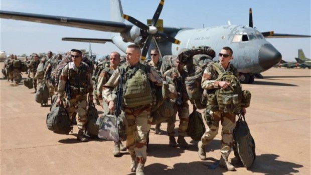 Redazione di Operai Contro, All’inizio del 1900 lo scontro tra i borghesi dei paesi europei per il possesso delle colonie ha portato a due guerre mondiali I borghesi puntavano al possesso della terra per fornire ai grandi monopoli materie prime a basso costo. Dopo la seconda guerra mondiale apparentemente molte colonie conquistarano l’indipendenza. In moltissimi casi l’indipendenza era solo apparente. I vari regimi democratici imposti alle popolazioni, non erano altro che fantocci al servizio dei padroni occidentali I padroni avevano capito che potevano ottenere in modo più tranquillo le materie prime e imporre le loro merci sul mercato internazionale […]