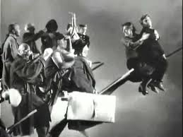 Egregio Direttore, mentre vescovi e pretoni vivono da nababbi, come ricorda la cronaca di questi giorni, anche i senzatetto si sono evoluti: non volano più sulle scope come nel film di De Sica “Miracolo a Milano”. Ora “Francesco è convinto che uno di questi giorni vincerà tre milioni al «Gratta e Vinci» e allora potrà finalmente comprarsi un aereo e andarsene su Giove”. Un altro Francesco, il Papa, ogni notte invia loro “scatole di biscotti e latte, e poi olio, pane, pasta”. In grazia divina i senza tetto passano le notti sui marciapiedi e negli anfratti, tra un po’ […]