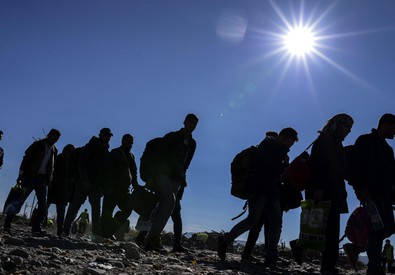 Redazione, solo un arrogante gangster come Renzi poteva fare l’affermazione “il bicchiere è molto più che mezzo pieno”. L’Europa è piena di muri contro gli emigranti: Ungheria, Slovenia, Croazia Italia, Grecia, Francia hanno un muro che si chiama mare Gli emigranti sono detenuti in campi di concentramento a cielo aperto in tutta l’europa Solo quest’anno nel Mediterraneo sono stati fatti affogare oltre 3500 emigranti 60 assassini, politici europei e africani, hanno fatto  due giorni di festa a Malta I servi dei padroni hanno mangiato e beveto a sbafo a spese degli emigranti Nella foto i 60 stragisti Un emigrante