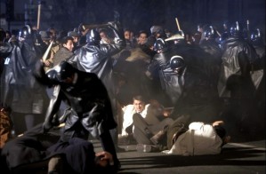 Nell’agosto del 1961 la Francia era ormai stata costretta dall’accanita resistenza del popolo algerino ad avviare colloqui con il Fronte Nazionale di Liberazione(FNL). I francesi non erano intenzionati a concedere la totale indipendenza al paese nordafricano. Gli incontri segreti tra FNL e governo francese avvenivano in Svizzera con due delegati del FNL che rifiutavano di sottoscrivere un cessate il fuoco fino a che la Francia non avesse accettato la totale indipendenza dell’Algeria rispettandone l’integrità territoriale. FNL perciò decide di rompere le trattative. La ritorsione del governo francese non si fa attendere, il prefetto di Parigi Maurice Papon (già vice […]