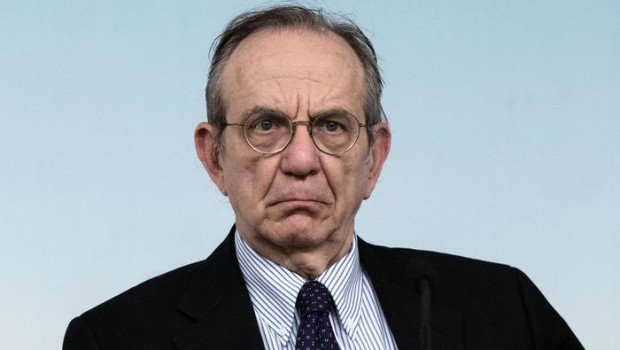 Redazione di Operai Contro,. Padoan, l’imbroglione al servizio di Renzi, non ha nessuna regola. Per mesi ci ha nauseato con le sue ridicole dichiarazioni sull’uscita dalla crisi, ora che è evidente che non siamo usciti dalla crisi, Padoan ha trovato il perchè Vi invio un articolo del Corriere Un lettore Al momento non abbiamo elementi concreti che ci inducano a rivedere quella cifra”. Così il ministro dell’Economia, Pier Carlo Padoan, interviene su Twitter sul rischio di dover rivedere al ribasso le stime di crescita per il 2015, fissate a +0,9% a causa della paura scatenata dagli attacchi terroristici a […]