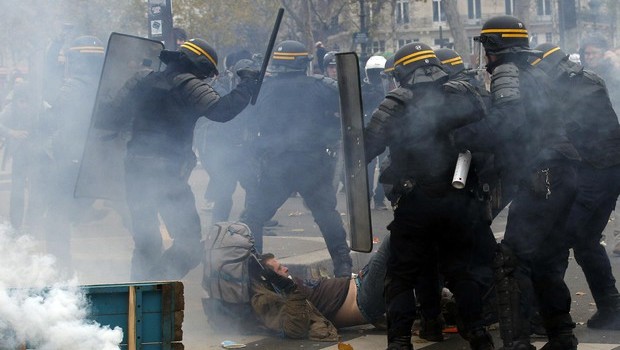  A Parigi in vista della Coferenza  internazionale sul clima, la democratica polizia dei padroni Francesi ha manganellato chiunque tentasse di manifestare contro le solite balle dei padroni di tutto il mondo. Le leggi eccezionali di Hollande  consentono alla polizia di fare ciò che vogliono Un lettore Le foto di alcune maifestazioni nel mondo