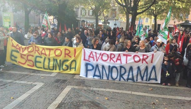 Caro Operai Contro, sciopero e manifestazione. Operai della grande distribuzione, Commesse, Magazzinieri, Cassiere, anche a Modena come nel resto del paese, sono scesi in piazza contro «Orari folli, compensi troppo bassi, lavoro domenicale», per il rinnovo del contratto di categoria scaduto da 22 mesi e per gli esuberi mascherati da trasferimenti. Una vera rivolta inaspettata dai magnate della grande distribuzione. L’adesione allo sciopero arriva al 90%, anche se i padroni rossi, gli ex compagni delle Coop minimizzano al 50 – 60%. Allego da un articolo della Gazzetta di Modena. Saluti da Carpi.   MODENA. «Siamo pronti a una lunga […]