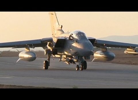 Caro Operai Contro, il capo del governo inglese Cameron, vuole bombardare la Siria, come sta già facendo in Iraq. Cameron punta sulla risoluzione Onu per chiedere al Parlamento di allargare l’attuale autorizzazione, che dal settembre 2014 permette a Londra di partecipare in Iraq ai raid che bombardano i civili, in nome della guerra all’Isis e agli gruppi combattenti. Cameron non vede l’ora di sganciare bombe anche sui civili in Siria. Saluti da un estimatore di Operai Contro   Agenzia Adnkronos Intervistato dalla Bbc, il ministro delle Finanze Georhe Osborne ha confermato l’intenzione di Cameron di puntare sulla risoluzione Onu […]