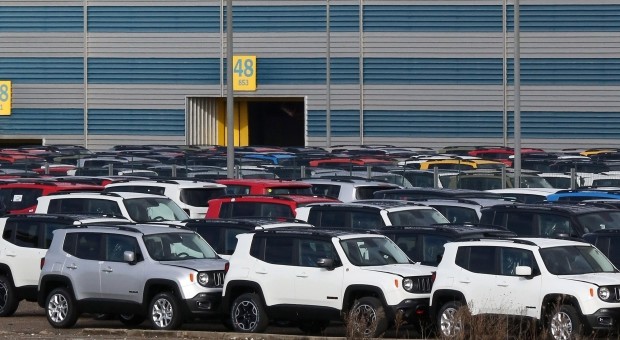 Redazione di Operai Contro, la FCA di Melfi ha un grande propagandista. E’ il segretario generale della Fismic, Roberto Di Maulo Roberto di Maulo deve avere un portafoglio inadeguato agli euro che ha guadagnato Noi operai dovremmo regalargli una valigia vi mando un articolo della Gazzetta Un operaio di Melfi di Francesco Russo MELFI – «Per quanto riguarda l’occupazione, non ci saranno ulteriori assunzioni almeno fino alla fine dell’anno. Ma i tanti giovani selezionati dovranno avere solo un po’ di pazienza, perché nuove occasioni arriveranno».E’ quanto affermato dal segretario generale della Fismic, Roberto Di Maulo, in una delle sue […]