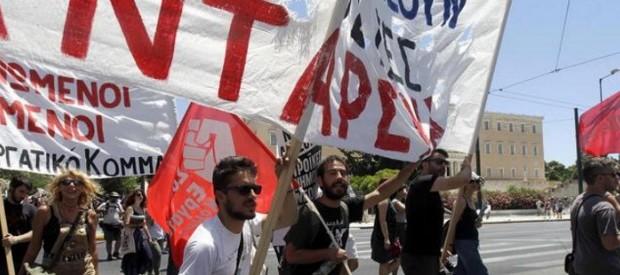 Redazione di Operai Contro, i nemici degli operai greci sono i padroni. Sono i padroni Greci che stannoi portando avanti la miseria. Basta con il nazionalismo dei sindacalisti venduti Noi operai greci dobbiamo imparare la lotta contro il nazionalismo Vi invio un articolo Un operaio greco   dal fattoquotidiano Scontri tra polizia e manifestanti sono andati in scena nel centro di Atene durante uno sciopero generale di 24 ore contro le misure di austerità: è la prima mobilitazione dei sindacati (quello pubblico Adedy e quello privato Gsee) dalla nascita, a settembre, del governo Tsipras bis. Secondo i rappresentanti dei lavoratori l’esecutivo firmatario, […]