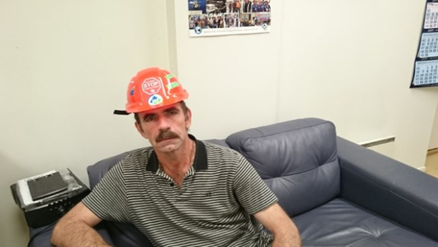 Redazione di Operai Contro, gli interessi dei padroni e degli operai sono inconciliabili, questa inconciliabilità si manifesta laddove esistono sfruttati e sfruttatori cioè in tutto il pianeta. Ti invio il caso esemplare di un operaio dl porto di Tallin. Saluti da un estimatore di OC Sergey Mastepan – rappresentante sindacale (ITF Sindacato Indipendente dei Portuali Estoni) è stato licenziato dalla Transiidikeskus AS, un’azienda del porto di Tallin, porto principale della repubblica di Estonia. Il licenziamento di Sergey è avvenuto in seguito alle sue dichiarazioni pubbliche fatte al picchetto durante il recente sciopero. In queste dichiarazioni l’operaio denunciava le precarie […]