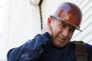 Intervento  al Congresso Nazionale di Medicina Democratica da http://www.inventati.org Sono delegata rsu e rls in piaggio, circa 3000 dipendenti di cui 2000 operai. Insieme ad altri lavoratori e delegati (magg. della rsu fiom) provo a dare il mio contributo ad una linea sindacale, nata in piaggio a metà anni 90, di contrasto alle pretese aziendali, ma anche a quella pratica sindacale, che ha una maggioranza praticamente assoluta nelle dirigenze sindacali, e che ha contribuito fortemente al nostro indebolimento di operai. Accordi che hanno accettato lavoro precario, aumento della produttività e flessibilità, sono stati passaggi determinanti che hanno peggiorato notevolmente […]