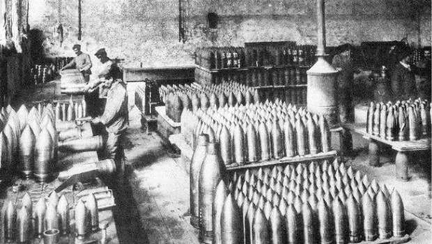 Redazione di Operai Contro, Come ogni anno la ricorrenza della fine della prima guerra mondiale è momento per storici e giornalisti di dare sfoggio alle loro pseudo conoscenze. Per i militari, i politici, i capi di stato, occasione di sproloqui sulla festa nazionale, “Giorno dell’Unità nazionale e Giornata delle Forze Armate”. Così è dal 1922, quando fu istituita. Prima con Mussolini, poi con la Repubblica democratica la borghesia italiana al potere, ogni 4 novembre, ci riempie la testa con parole e scritti su Patria, Nazione, unità del popolo italiano, esercito vittorioso, grandi battaglie. I meno giovani ricorderanno che da […]