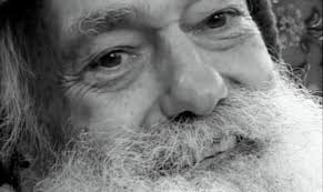 Dal sito web Kelebek http://www.kelebekler.com di Tiziano Terzani Oriana, dalla finestra di una casa poco lontana da quella in cui anche tu sei nata, guardo le lame austere ed eleganti dei cipressi contro il cielo e ti penso a guardare, dalle tue finestre a New York, il panorama dei grattacieli da cui ora mancano le Torri Gemelle. Mi torna in mente un pomeriggio di tanti, tantissimi anni fa quando assieme facemmo una lunga passeggiata per le stradine di questi nostri colli argentati dagli ulivi. Io mi affacciavo, piccolo, alla professione nella quale tu eri gia’ grande e tu proponesti […]